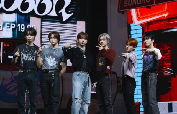 从左到右: Boynextdoor成员Taesan、Sungho、Jaehyun、Leehan、Riwoo和Woonhak在首尔龙山区蓝广场万事达会馆举行的记者招待会上合影。(韩国先驱报记者权民绪)